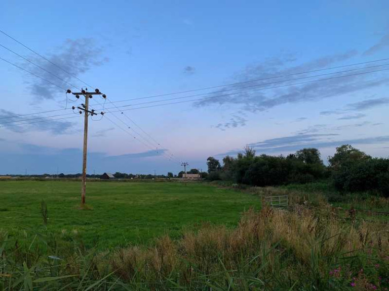 Linia energetyczna nad działką - co możesz zrobić?