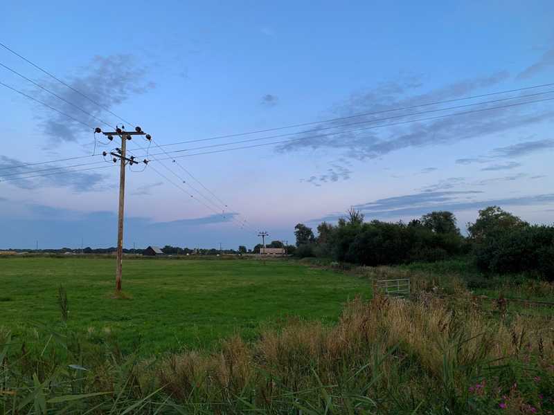 Linia energetyczna nad działką - co możesz zrobić?